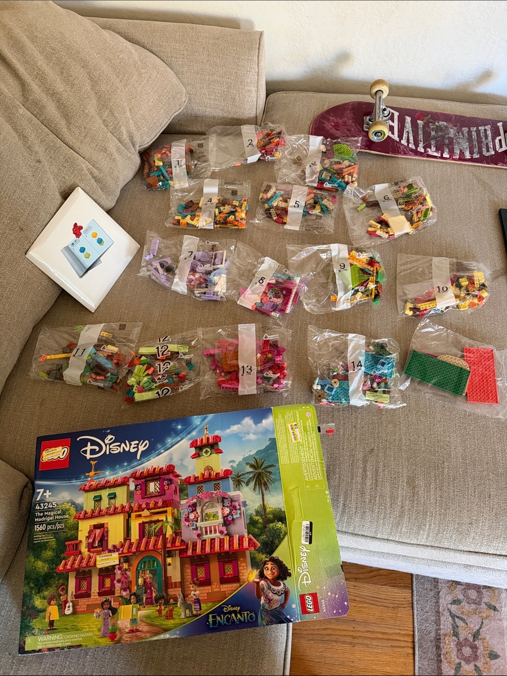 Disney Encanto Giant House Play Set Madrigal 1560 Pieces NWT - Picture 2 of 4